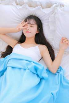 他把手探进我的衣服下摆
